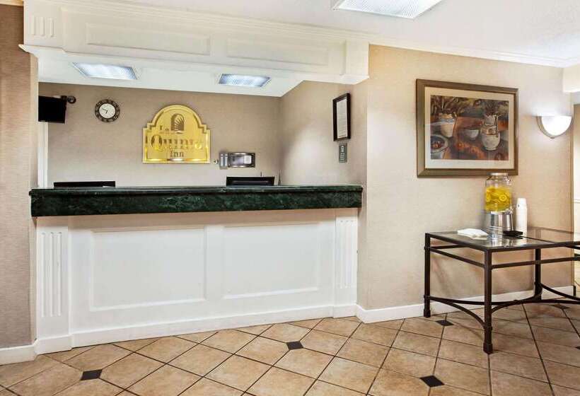 בית מלון כפרי La Quinta Inn By Wyndham Detroit Canton