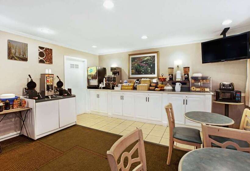 בית מלון כפרי La Quinta Inn By Wyndham Detroit Canton