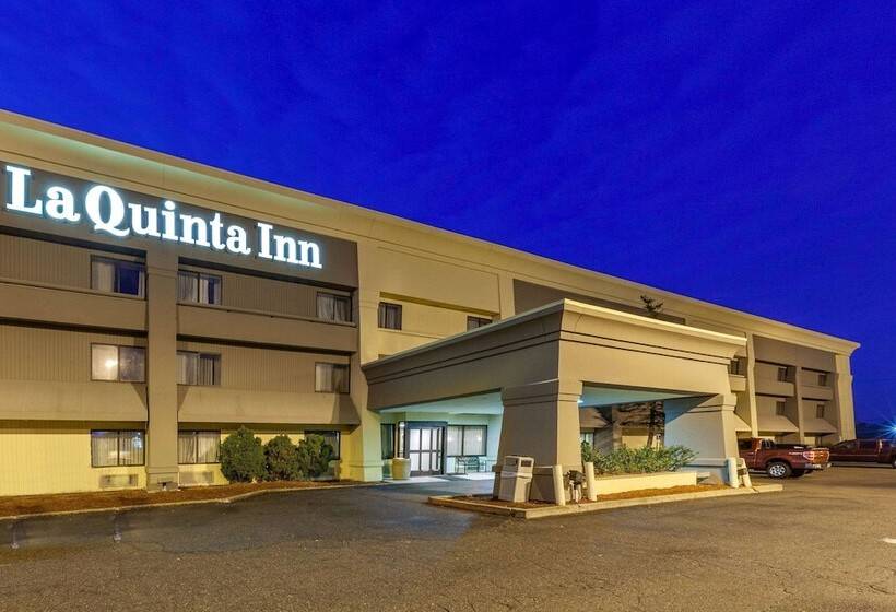 בית מלון כפרי La Quinta Inn By Wyndham Detroit Canton