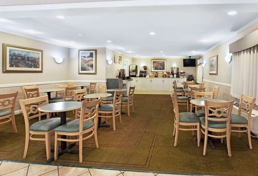 בית מלון כפרי La Quinta Inn By Wyndham Detroit Canton