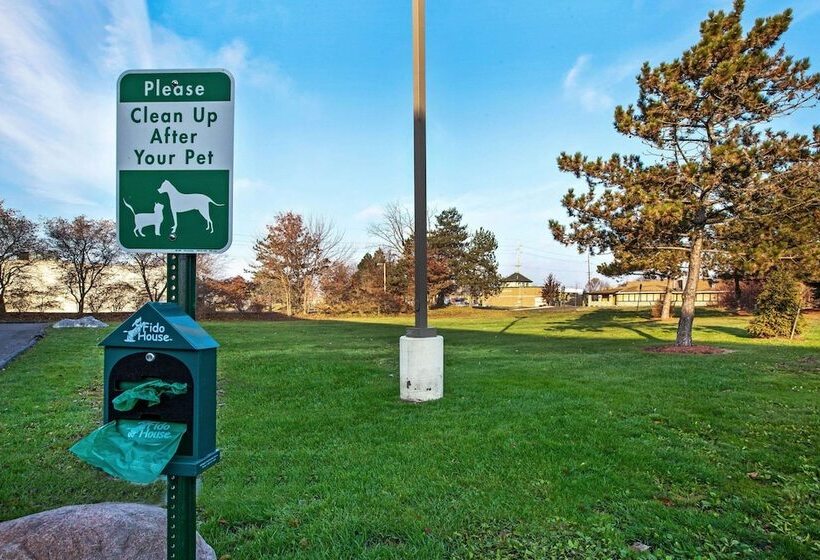 בית מלון כפרי La Quinta Inn By Wyndham Detroit Canton