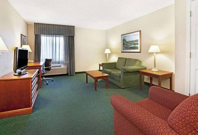 בית מלון כפרי La Quinta Inn By Wyndham Detroit Canton