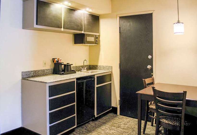 هتل Quality Inn & Suites At Airport Blvd I65