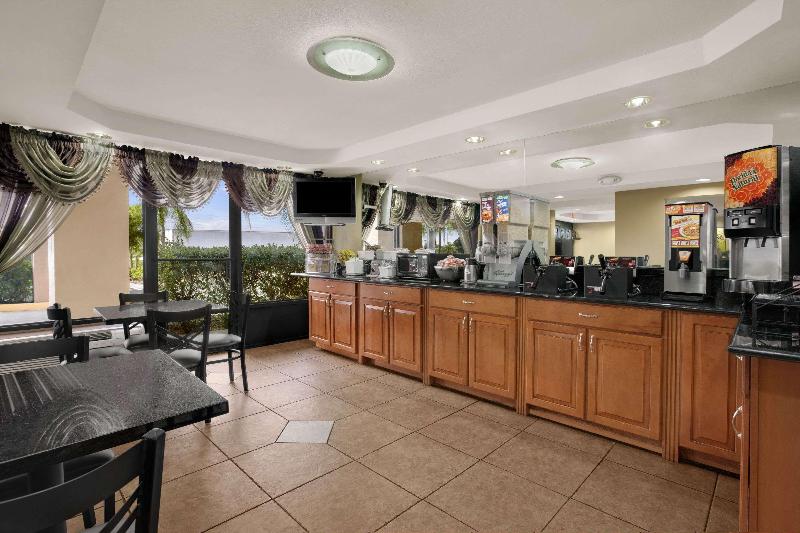 בית מלון כפרי Super 8 By Wyndham Fort Myers