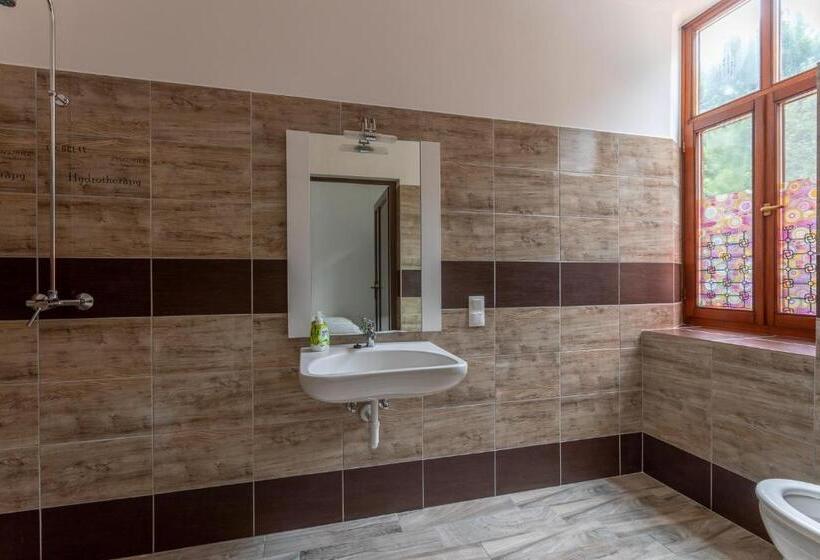 مبيت وإفطار Pavilon Panzió étterem és Pizzéria