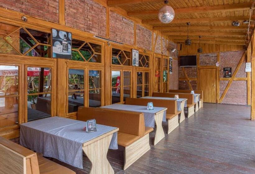 مبيت وإفطار Pavilon Panzió étterem és Pizzéria