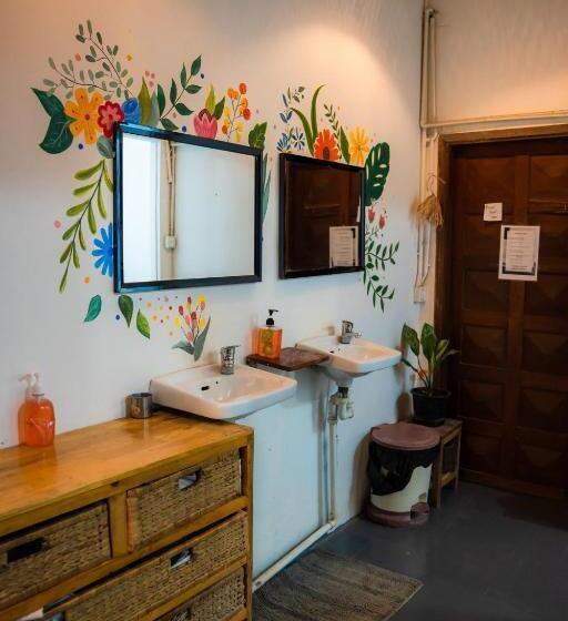 פנסיון Sacred Lotus   Vegan Café X Hostel