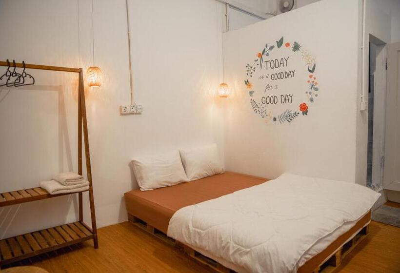 פנסיון Sacred Lotus   Vegan Café X Hostel