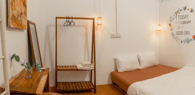 פנסיון Sacred Lotus   Vegan Café X Hostel