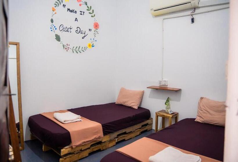 פנסיון Sacred Lotus   Vegan Café X Hostel