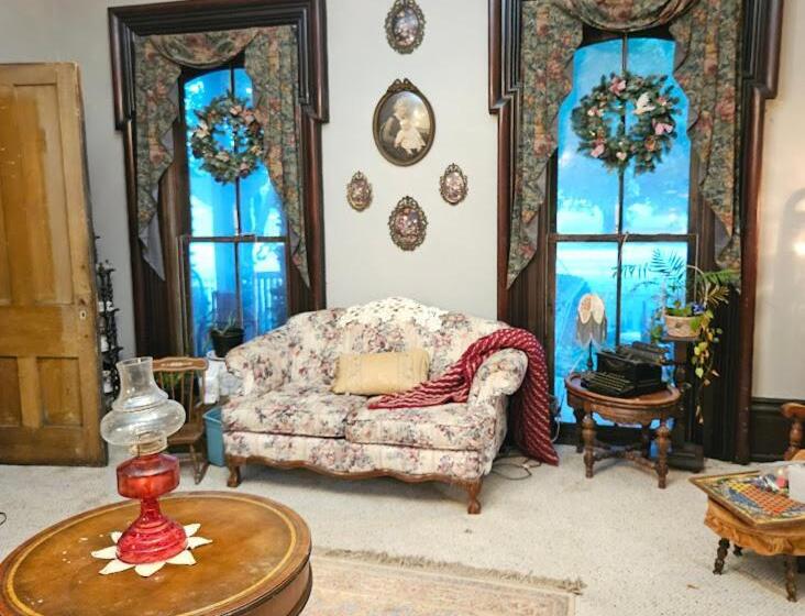 1873 Victorian Rose B & B