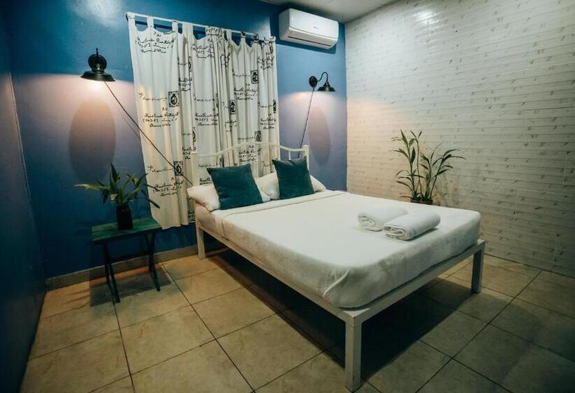 بنسيون Hostal & Café Travelers