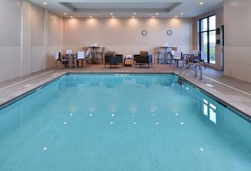 בית מלון כפרי Hampton Inn Cedar Falls Downtown