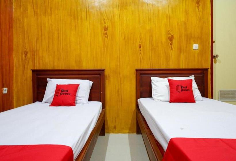 فندق Reddoorz Near Kamali Beach Bau Bau