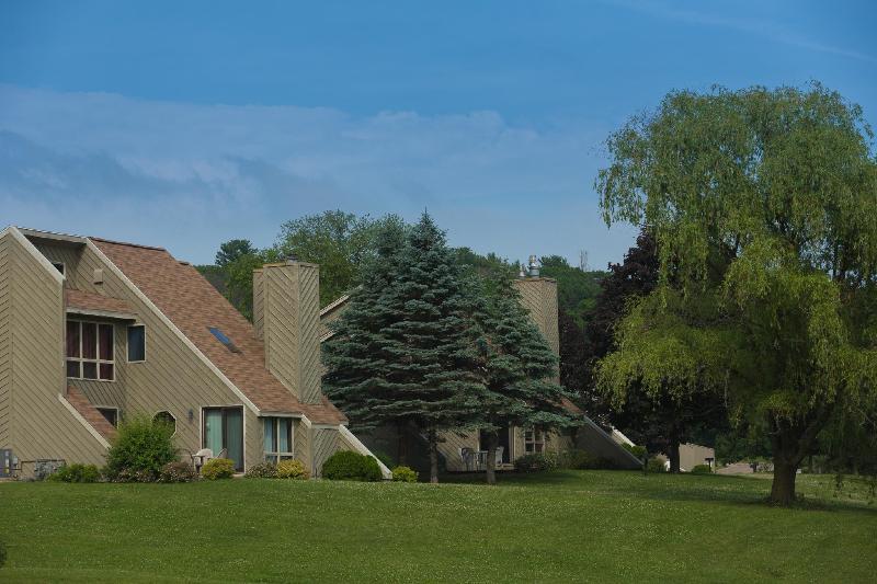 Отель Tamarack And Mirror Lake Resort