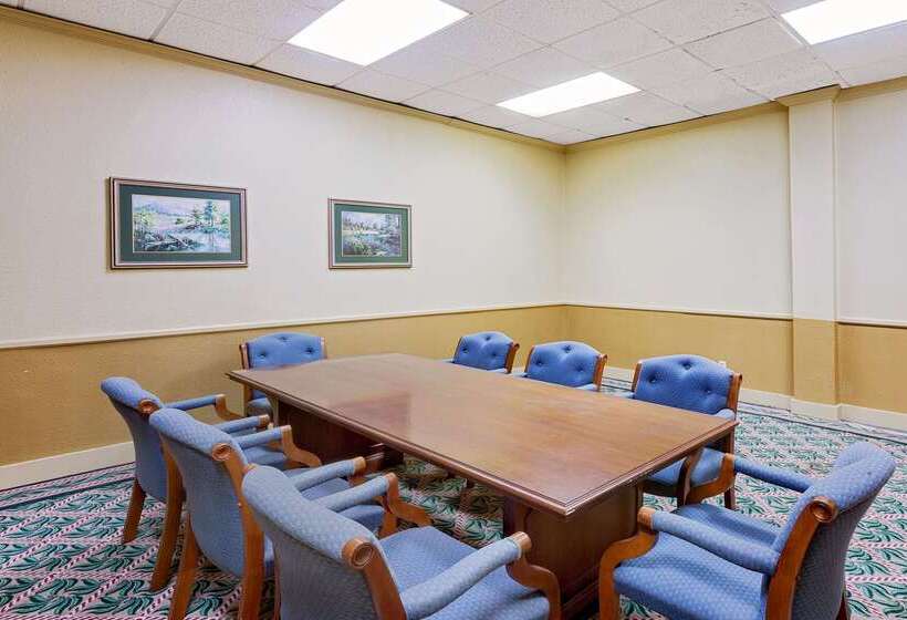 Отель Days Inn By Wyndham Bay City