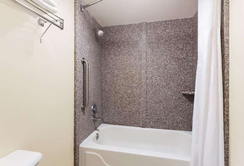 هتل Days Inn & Suites By Wyndham Warner Robins Near Robins Afb
