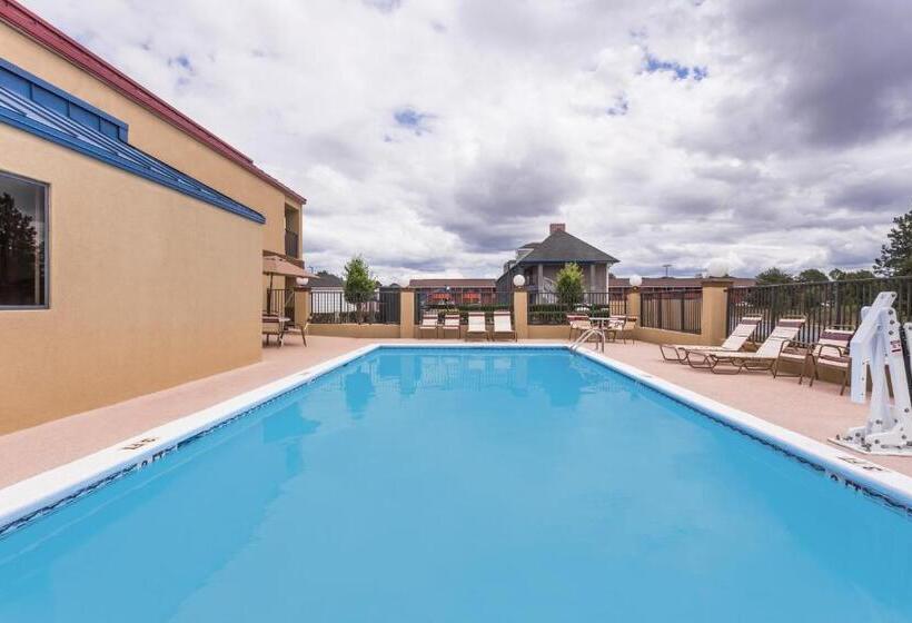 هتل Days Inn & Suites By Wyndham Warner Robins Near Robins Afb