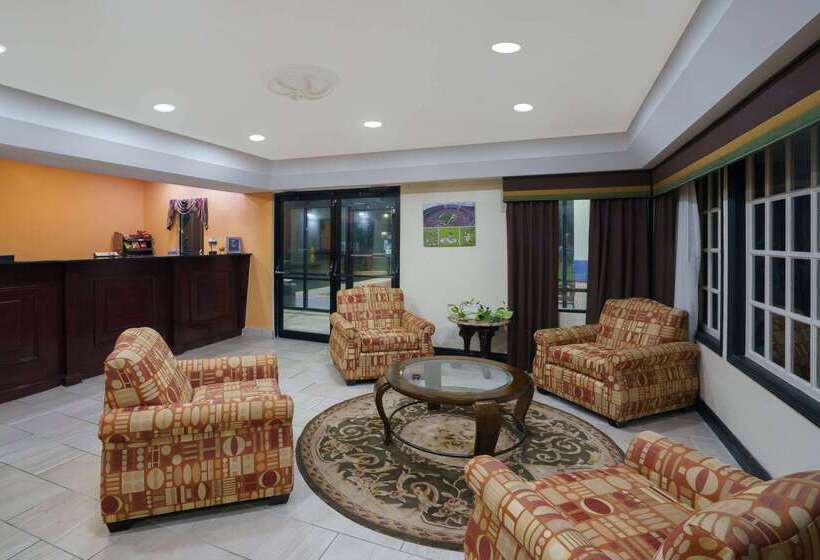 هتل Travelodge By Wyndham Montgomery East