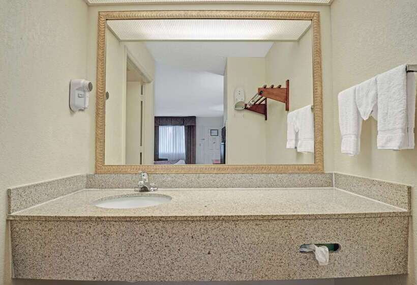 هتل Travelodge By Wyndham Montgomery East