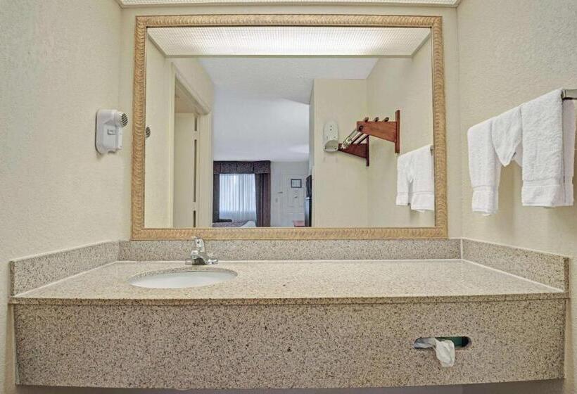 هتل Travelodge By Wyndham Montgomery East