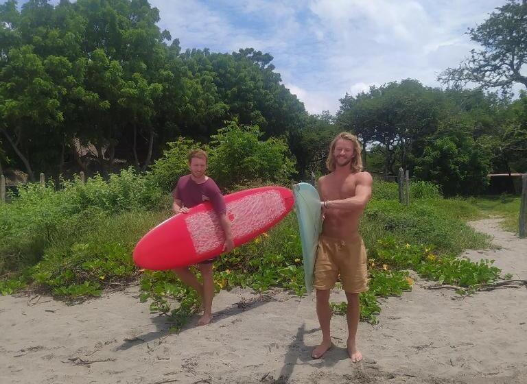 تختخواب و صبحانه Mola Mola Surf Popoyo