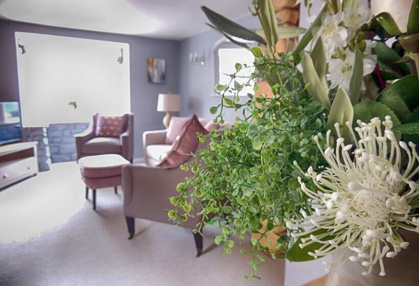 مبيت وإفطار The Lansdowne Cottage