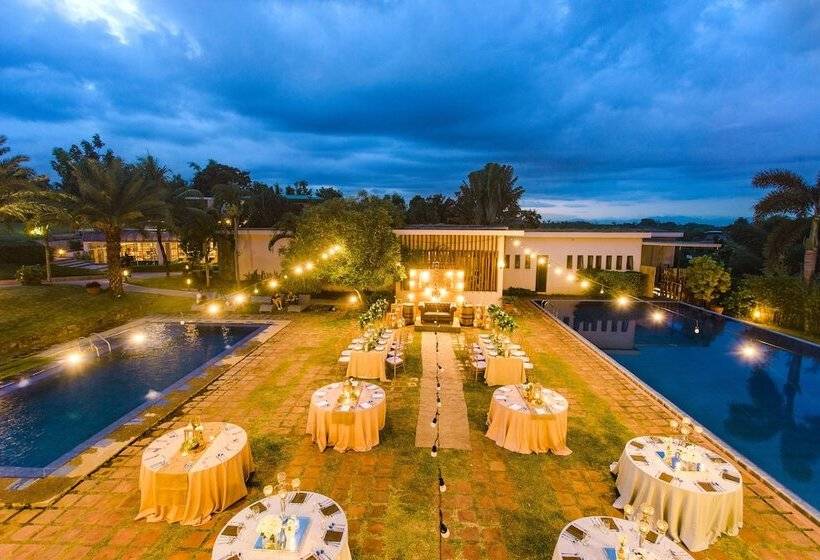 فندق The Park Silang