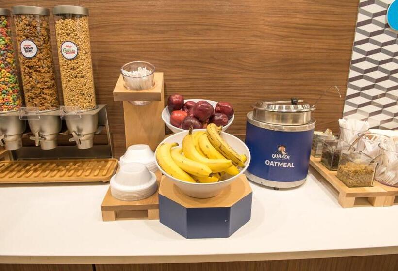 בית מלון כפרי Holiday Inn Express & Suites   Warsaw   E Center, An Ihg