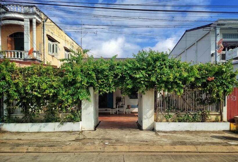Naga Hostel & Café