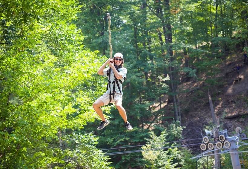 استراحتگاه The Highlands At Harbor Springs