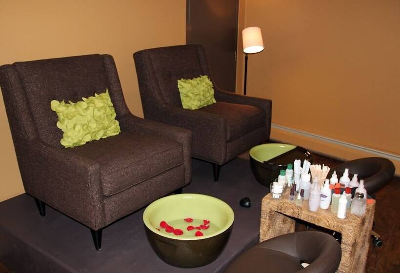 استراحتگاه The Highlands At Harbor Springs