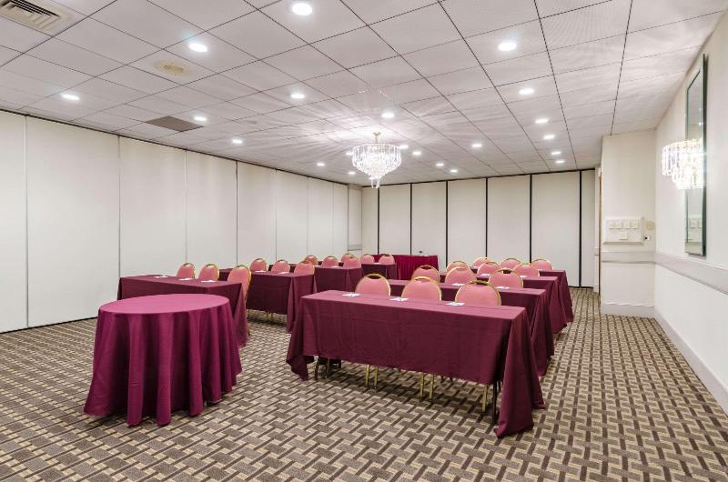 هتل Clarion  And Aqua Lagoon Waterpark