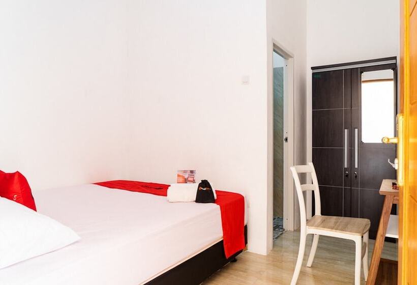 پانسیون Reddoorz Near Cipinang Indah Mall