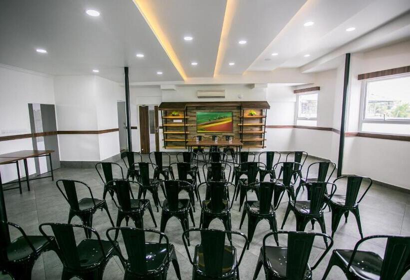 Отель Sapphire Club Metro