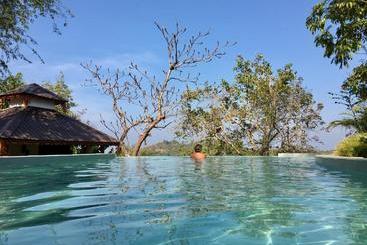 تختخواب و صبحانه Lakeview Lodge Ngapali