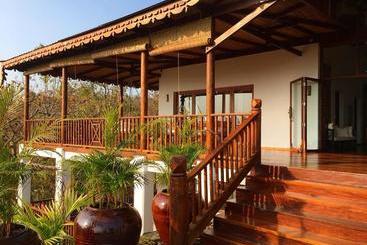 تختخواب و صبحانه Lakeview Lodge Ngapali