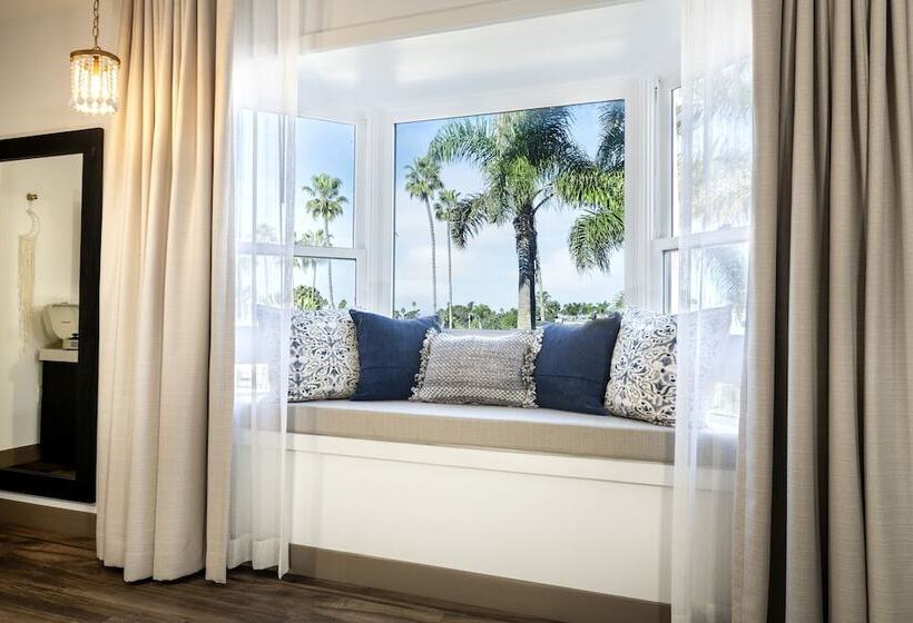 هتل Cardiff By The Sea Lodge