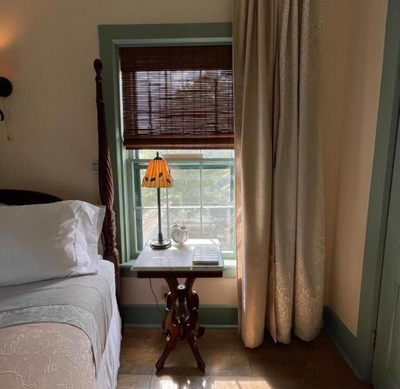 בית מלון כפרי Carriage House Bed & Breakfast