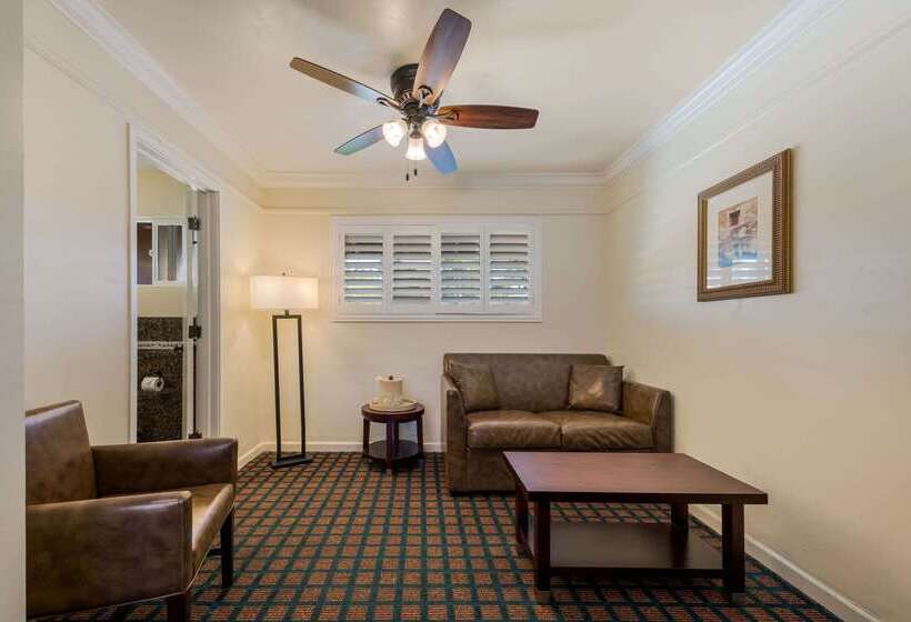 ホテル Clarion Collection Carmel Oaks Inn