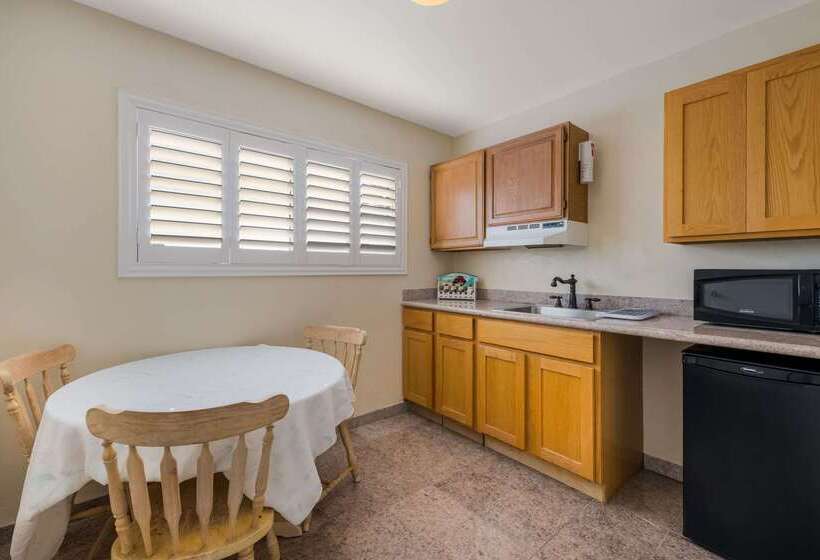 ホテル Clarion Collection Carmel Oaks Inn