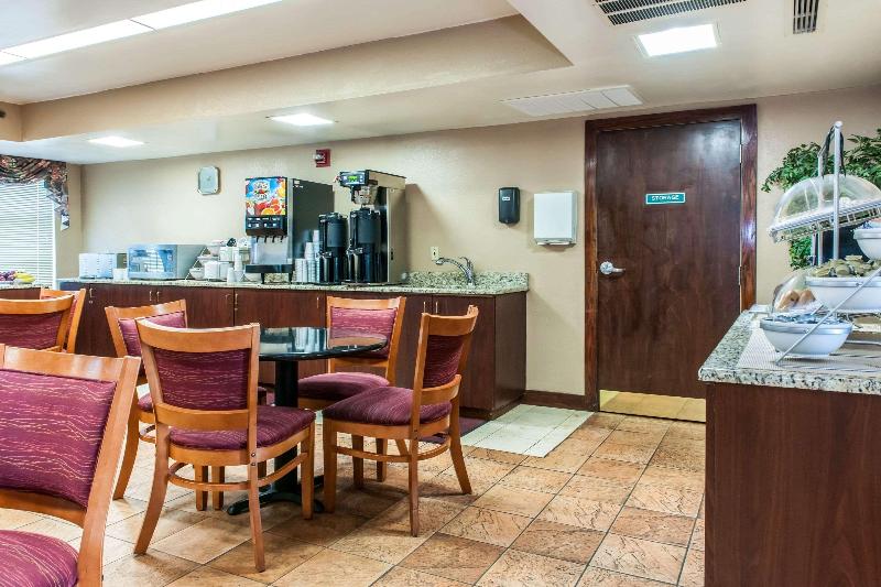בית מלון כפרי Clarion Inn & Suites Northwest