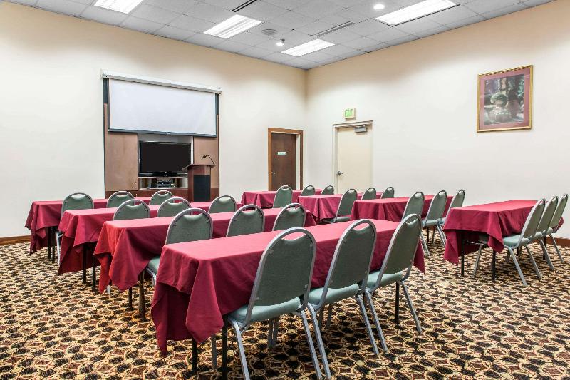 בית מלון כפרי Clarion Inn & Suites Northwest