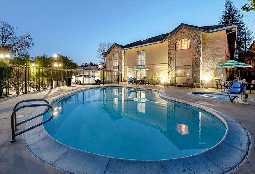 בית מלון כפרי Clarion Inn Silicon Valley