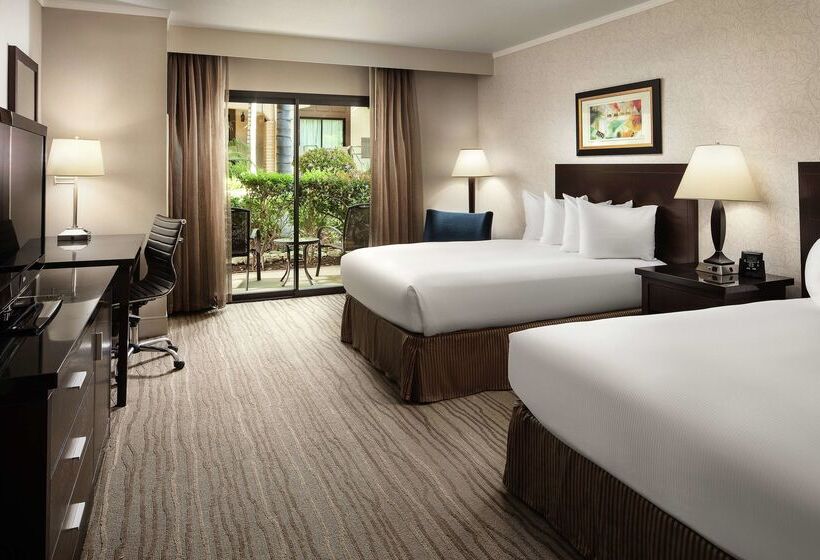 בית מלון כפרי Doubletree By Hilton Claremont
