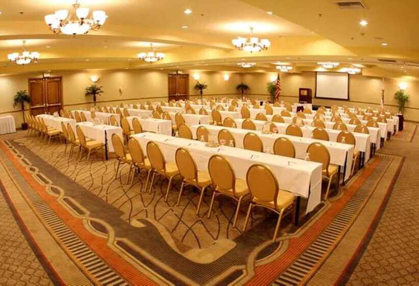 בית מלון כפרי Doubletree By Hilton Claremont