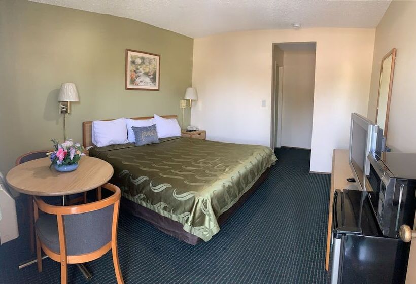 בית מלון כפרי Regency Inn Lakeport