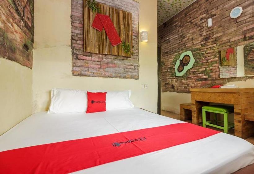 پانسیون Reddoorz Syariah @ Jalan Arteri Kualanamu Medan