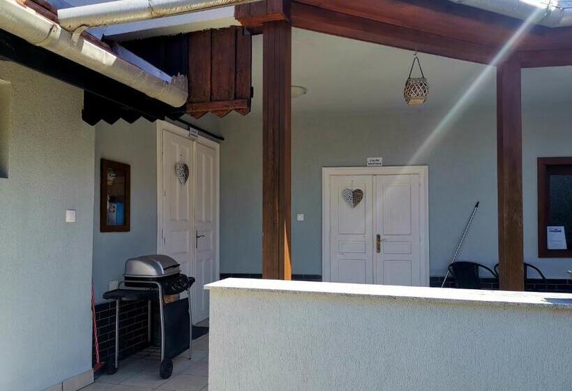 Пансион Idill Apartmanház B&b