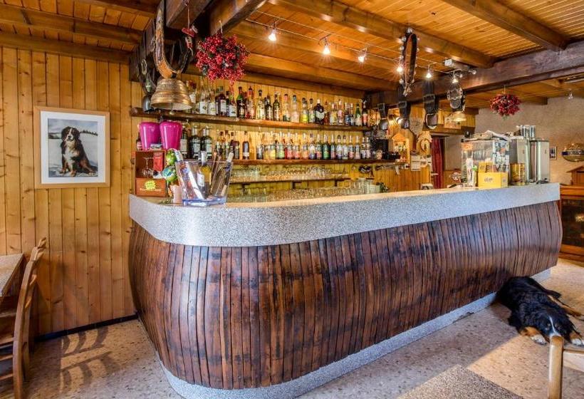 بنسيون Restaurant Gautard   Chambres D Hôtes Les Tavaillons